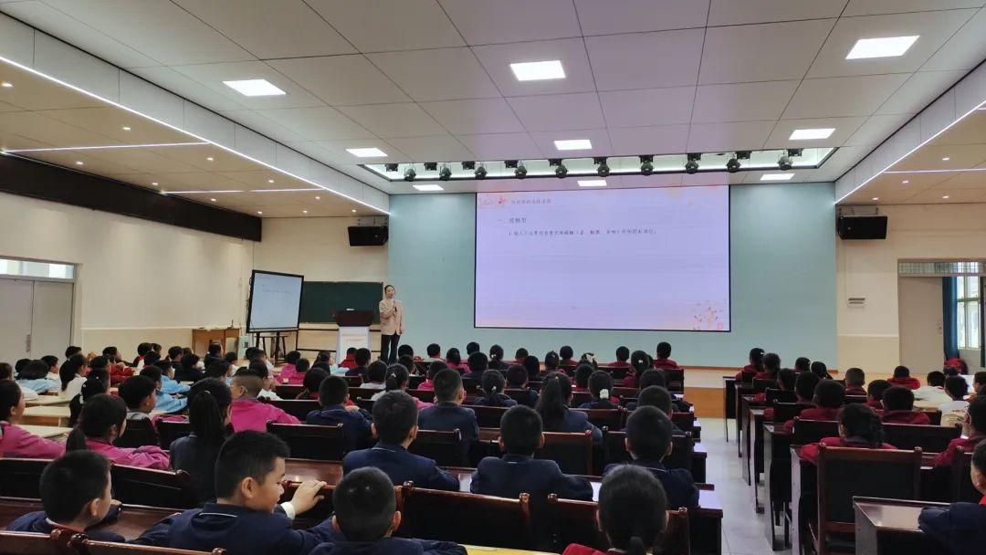 法治副校長(zhǎng)開展宣講活動(dòng)現(xiàn)場(chǎng)畫面.jpg 法治副校長(zhǎng)開展宣講活動(dòng)現(xiàn)場(chǎng)畫面.jpg