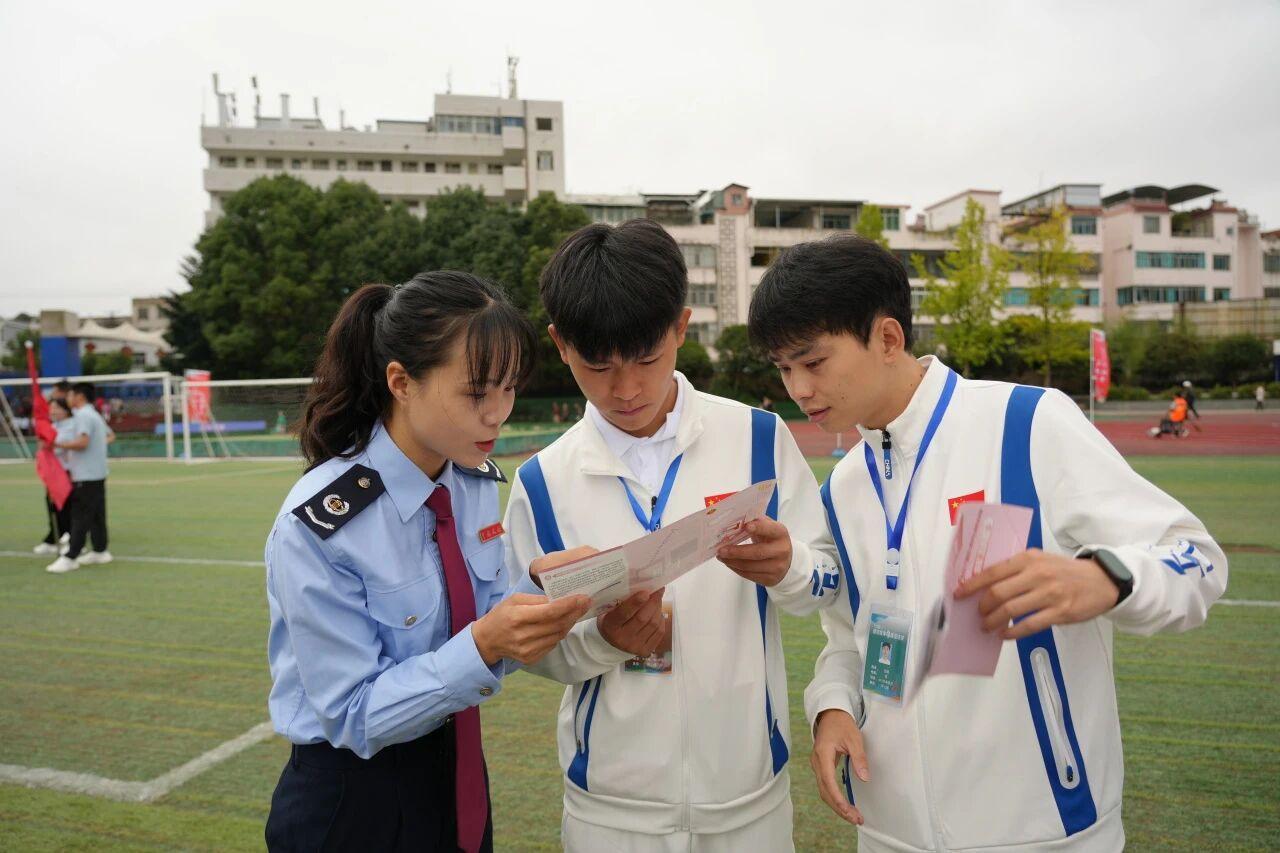 “稅務藍”添彩運動場 稅宣春風暖人心
