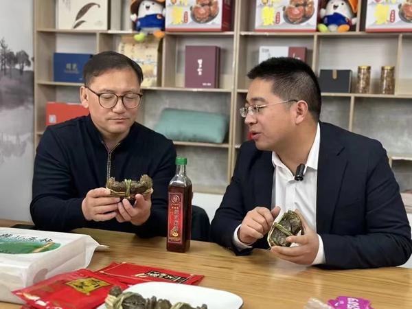 馬恒宏正在進(jìn)行電商直播。雙游村供圖