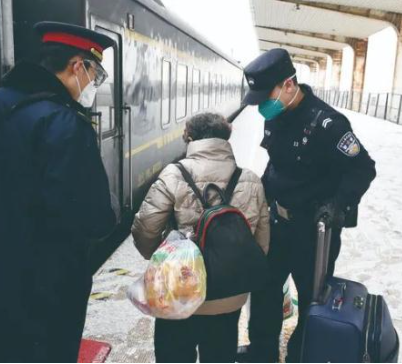 10年后，他戴上了父親的警號，開啟了第一次春運(yùn)執(zhí)勤